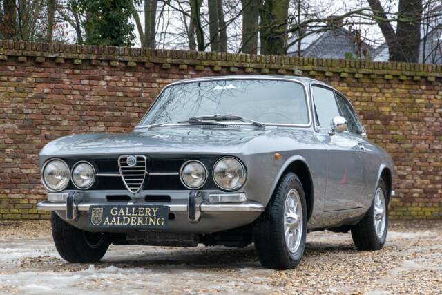 Image 1/50 de Alfa Romeo Giulia GT 1300 Junior (1972)