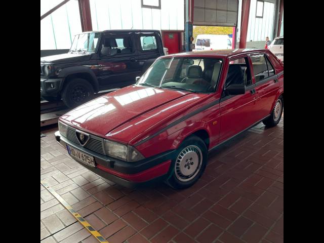 Bild 1/6 von Alfa Romeo 75 2.0 Twin Spark (1992)