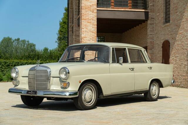 Image 1/50 of Mercedes-Benz 200 (1966)
