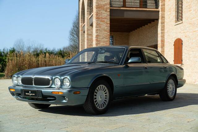 Image 1/50 de Jaguar XJ 8 Executive (1997)