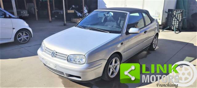 Imagen 1/6 de Volkswagen Golf III Cabrio 1.6 (1998)