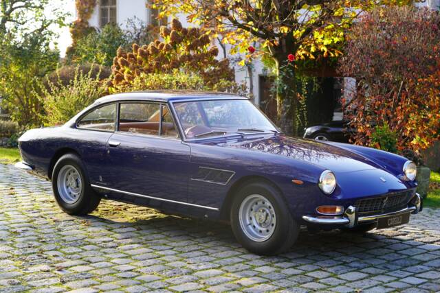 Afbeelding 1/20 van Ferrari 330 GT 2+2 (1967)