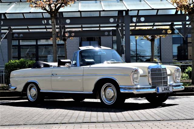 Image 1/98 of Mercedes-Benz 300 SE (1966)