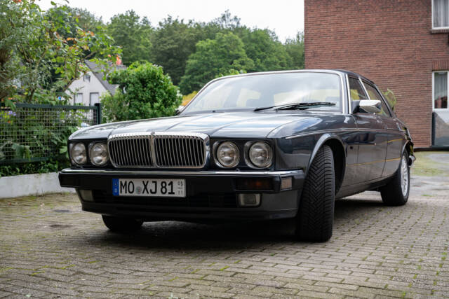 Image 1/14 of Daimler Double Six (1994)