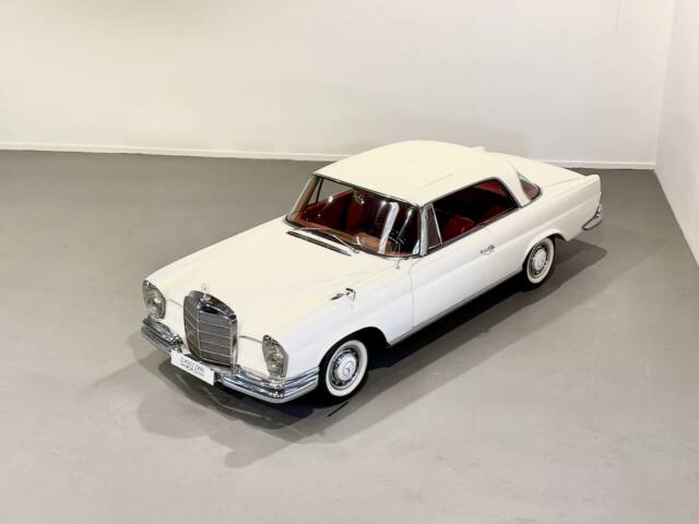 Imagen 1/24 de Mercedes-Benz 220 SE b (1963)