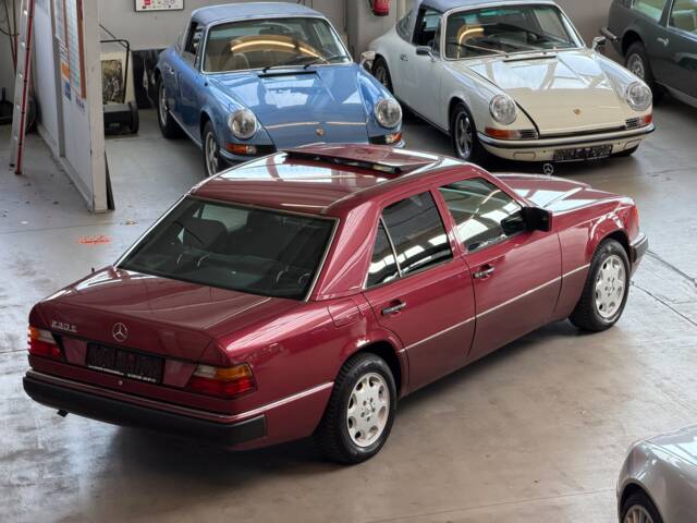 Immagine 1/34 di Mercedes-Benz 230 E (1992)