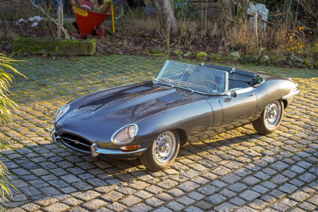 Immagine 1/51 di Jaguar E-Type 4.2 (1965)