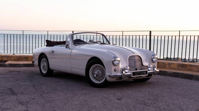 Image 1/15 of Aston Martin DB 2&#x2F;4 Mk I DHC (1954)