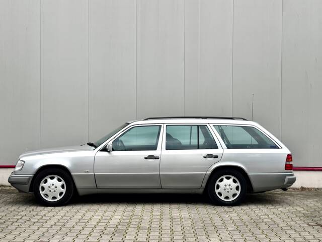 Bild 1/49 von Mercedes-Benz E 320 T (1993)