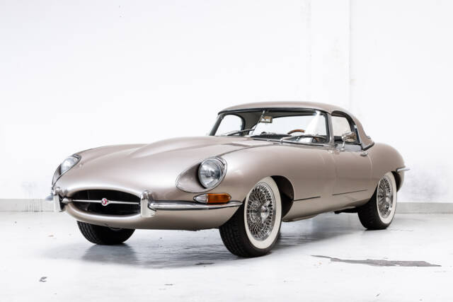 Image 1/35 of Jaguar E-Type (1968)