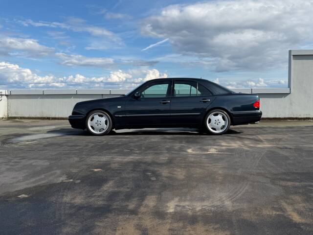 Image 1/24 of Mercedes-Benz E 50 AMG (1997)