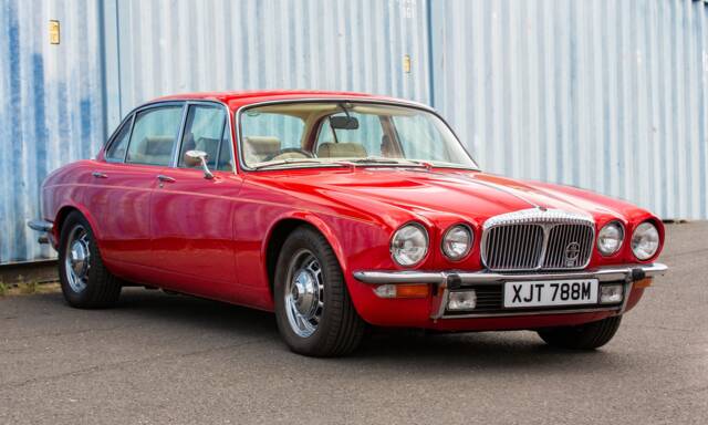 Immagine 1/34 di Daimler Double Six Vanden Plas (1974)