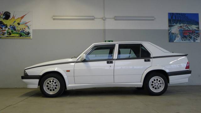 Bild 1/37 von Alfa Romeo 75 2.0 Twin Spark (1992)