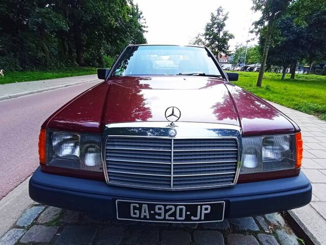 Bild 1/14 von Mercedes-Benz 200 E (1989)