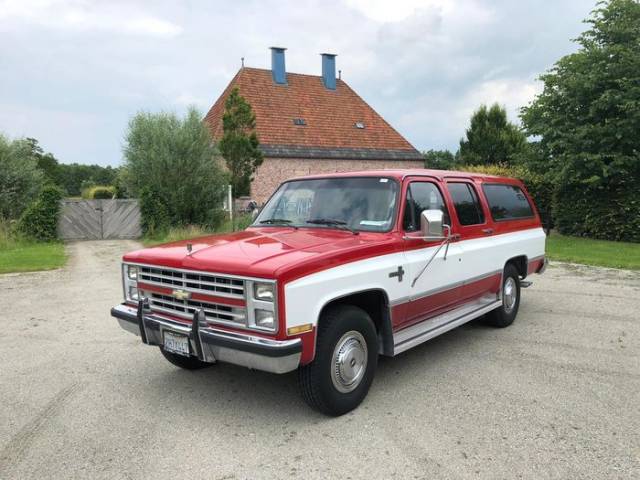 Image 1/9 of Chevrolet Suburban (1988)