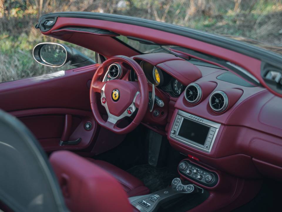 Image 63/69 de Ferrari California (2011)