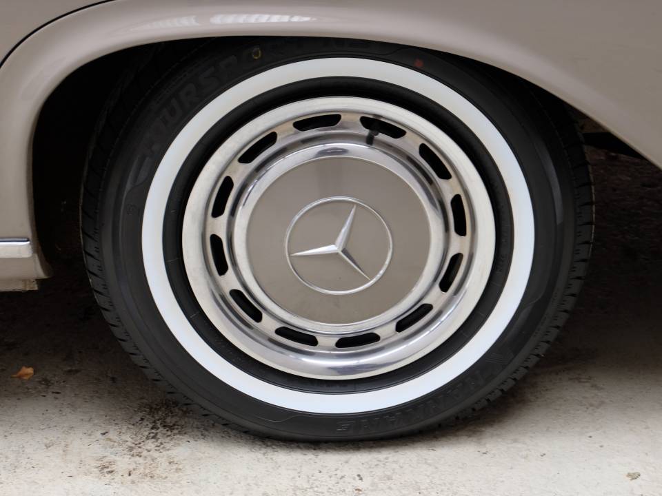 Image 42/96 de Mercedes-Benz 280 SE (1968)