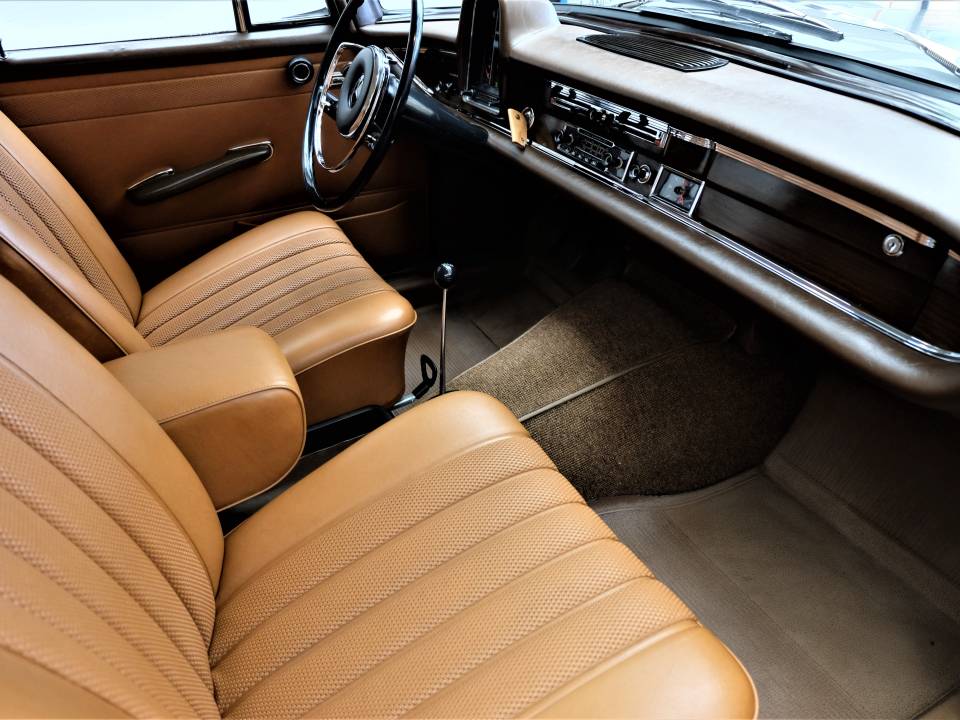 Image 53/89 of Mercedes-Benz 230 S (1967)