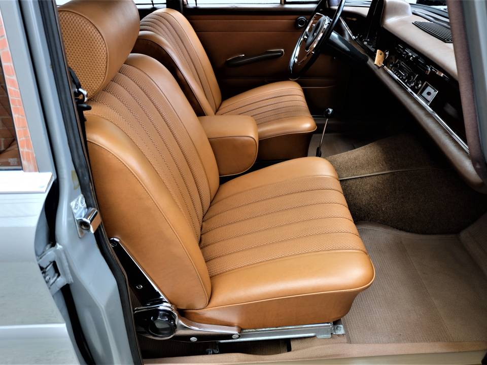 Image 54/89 of Mercedes-Benz 230 S (1967)