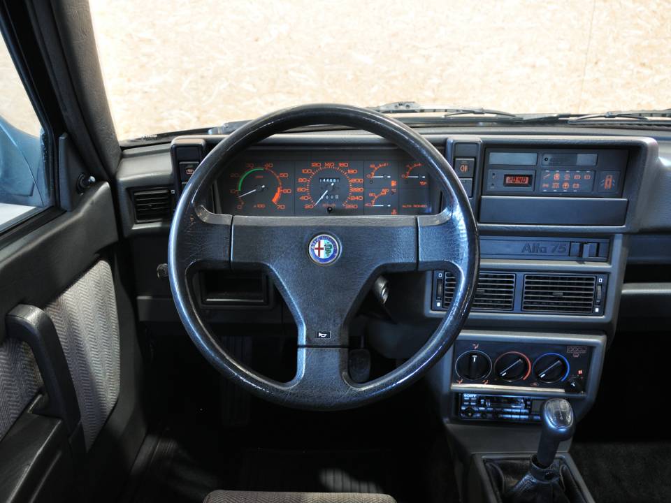 Immagine 43/48 di Alfa Romeo 75 2.0 Twin Spark (1988)