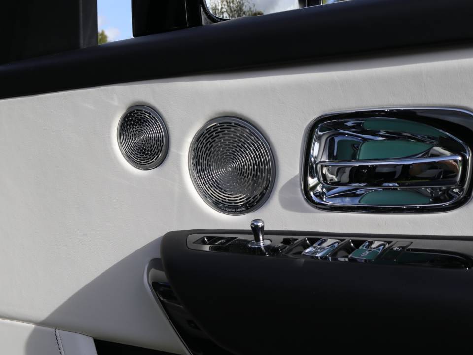 Image 75/100 of Rolls-Royce Cullinan Black Badge (2021)