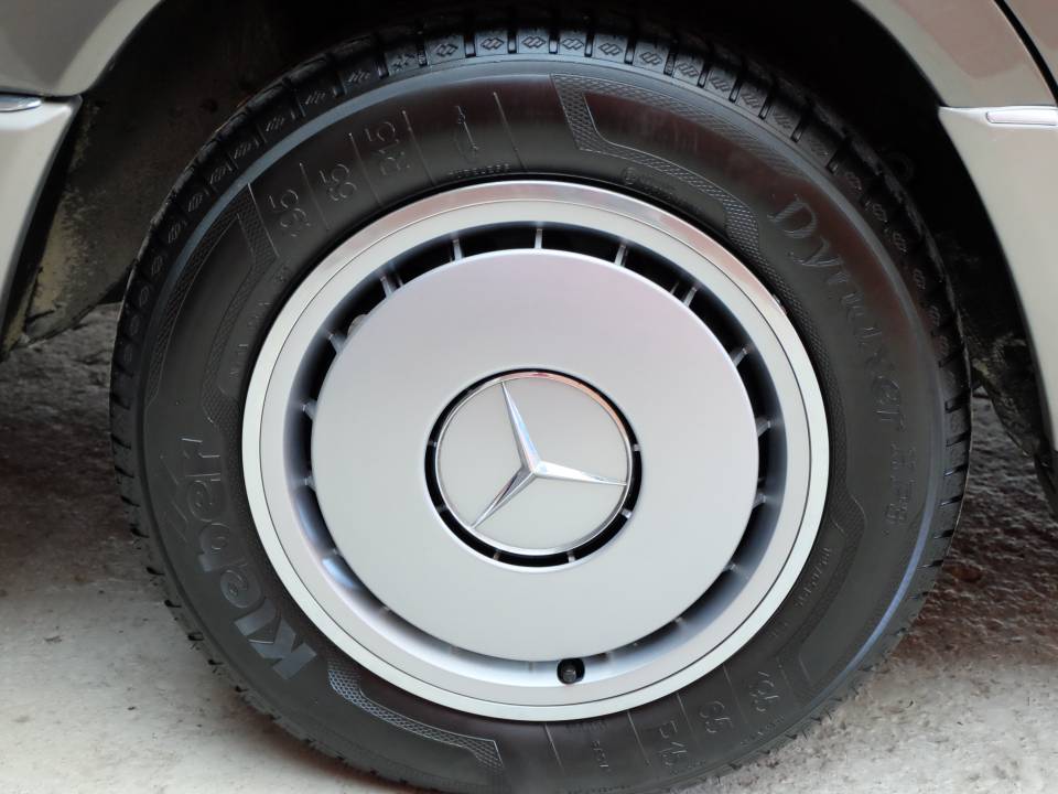 Bild 71/73 von Mercedes-Benz 230 E (1991)