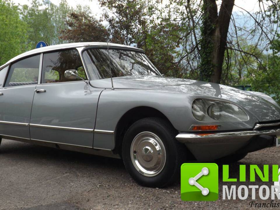 Image 8/10 of Citroën DS 21 Pallas (1969)