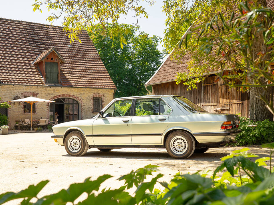 Image 2/63 of BMW 528i (1984)