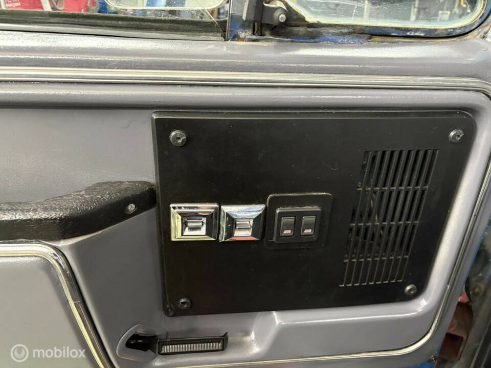 Image 40/42 of Ford F-150 XL (1982)