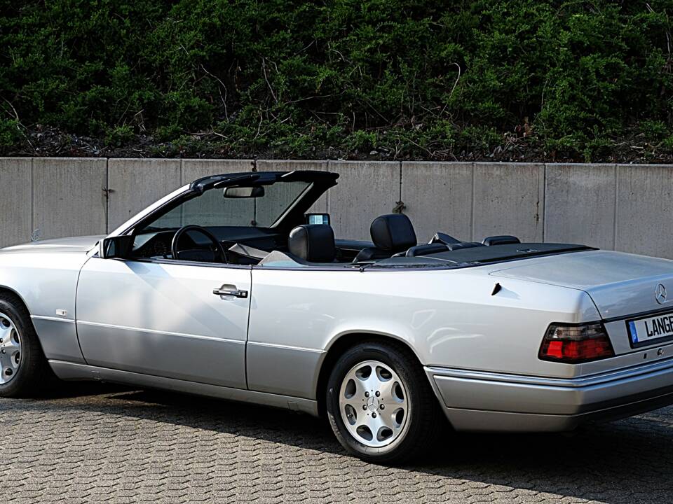 Image 11/74 of Mercedes-Benz E 320 (1997)