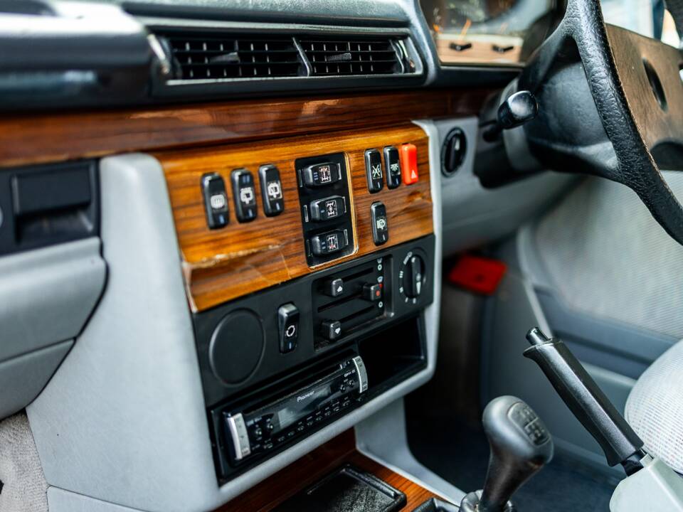 Image 25/32 of Mercedes-Benz 300 GD (kurz) (1992)