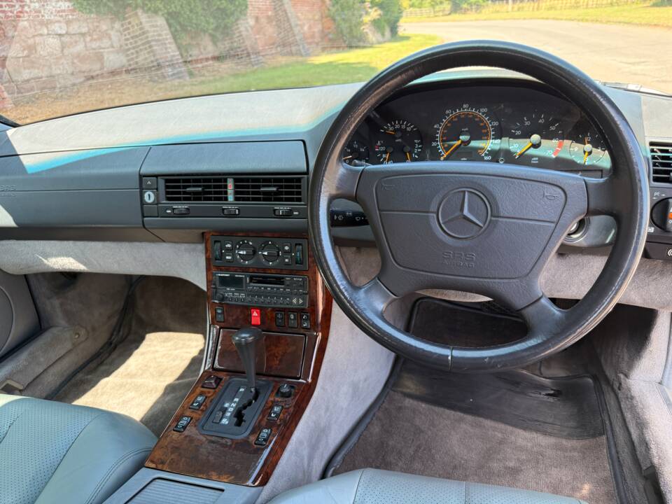 Immagine 16/29 di Mercedes-Benz 500 SL (1992)
