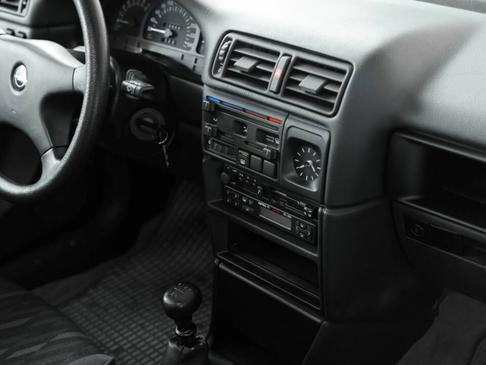 Bild 27/41 von Opel Calibra 2,0 (1991)