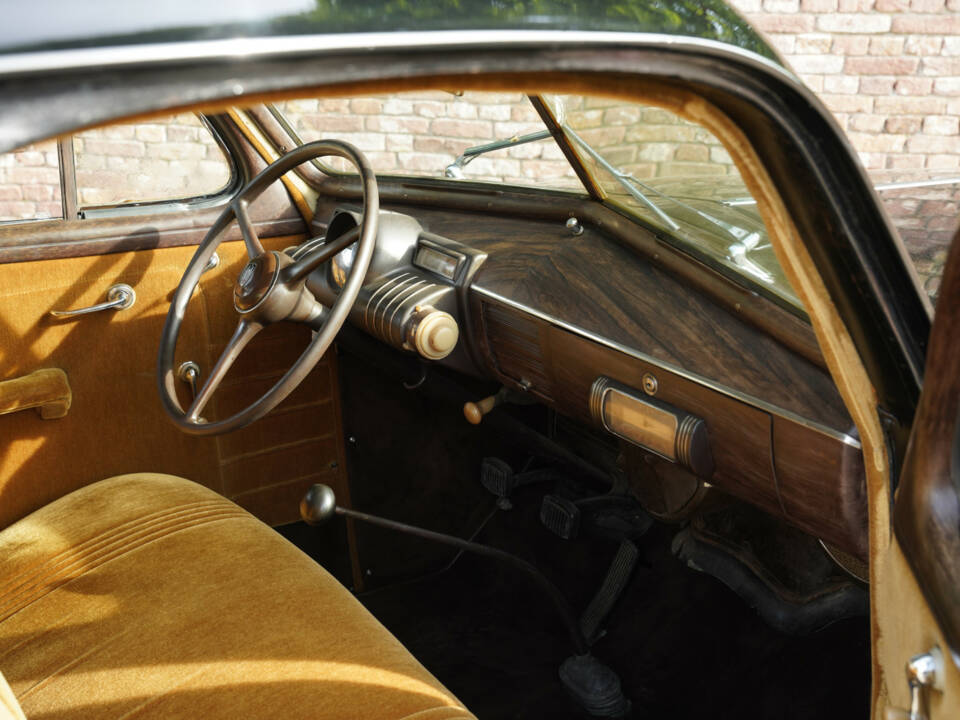 Image 31/50 of Oldsmobile F-Series Business Coupe (1938)