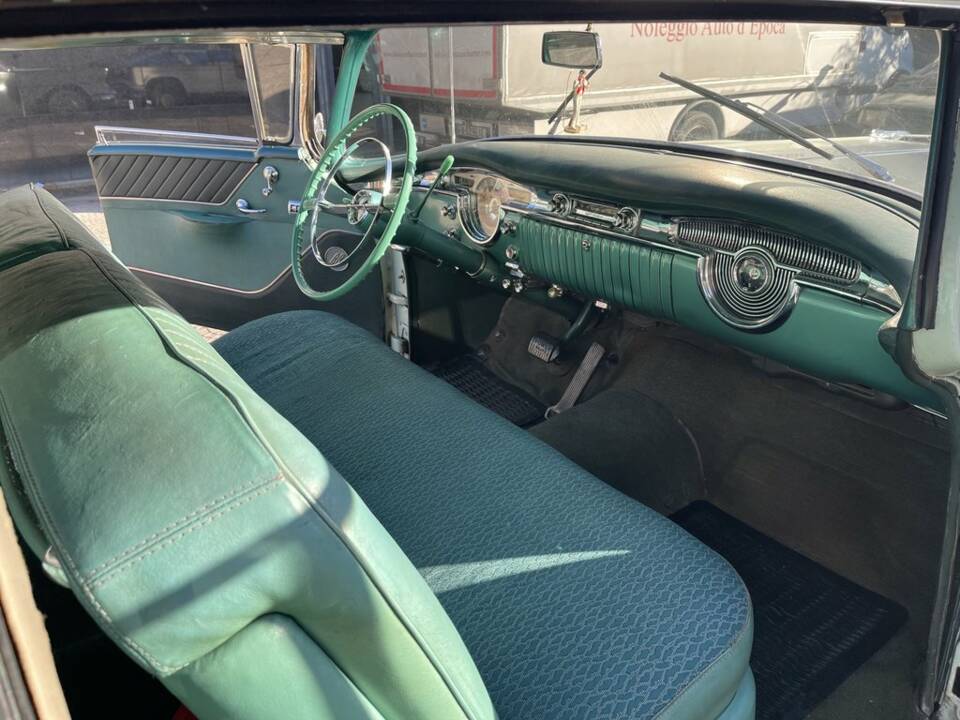Bild 2/8 von Oldsmobile 88 Holiday Sedan (1955)