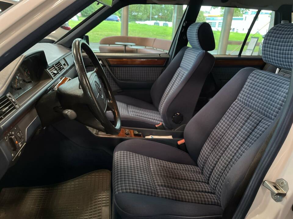 Imagen 5/22 de Mercedes-Benz 220 TE (1993)