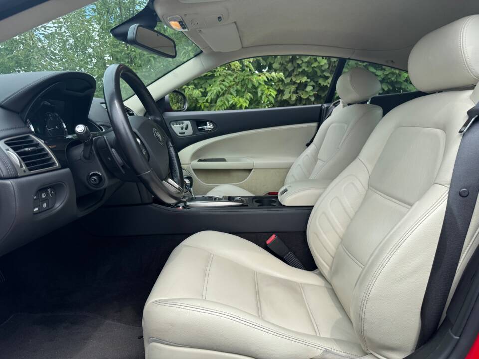 Image 31/49 of Jaguar XKR (2007)