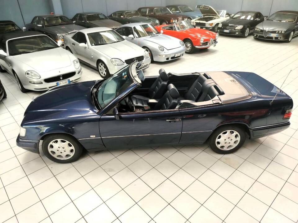 Afbeelding 2/40 van Mercedes-Benz E 200 (1996)