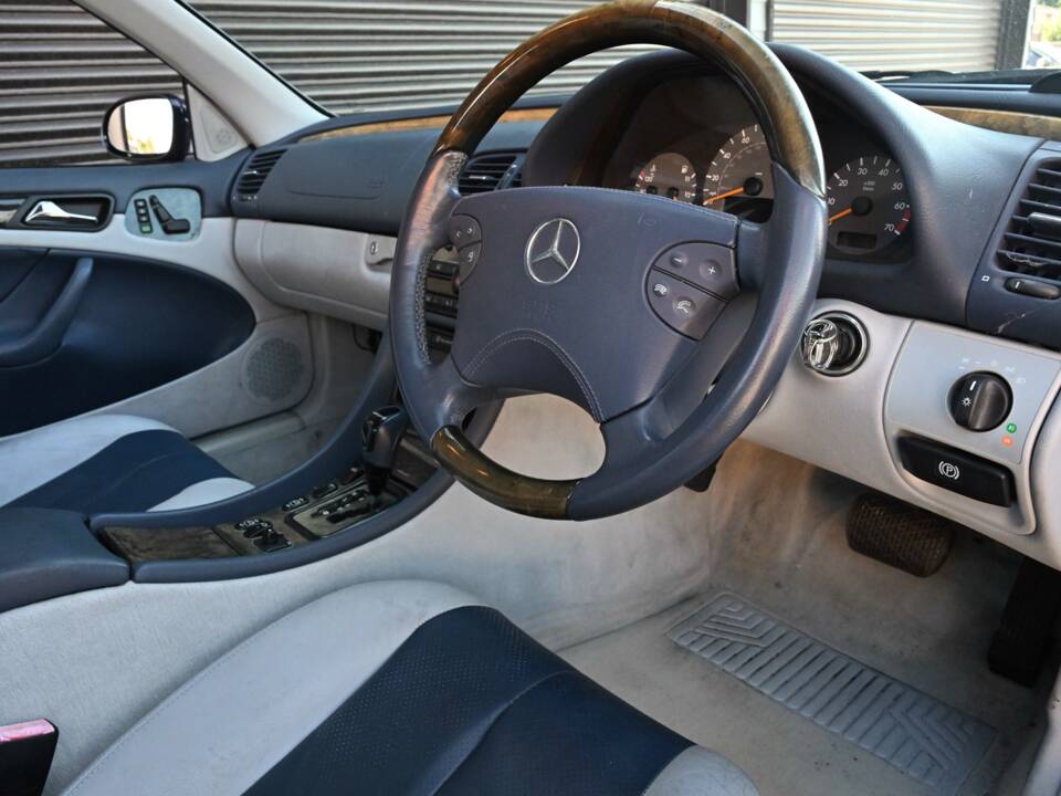 Image 7/50 of Mercedes-Benz CLK 230 Kompressor (2002)