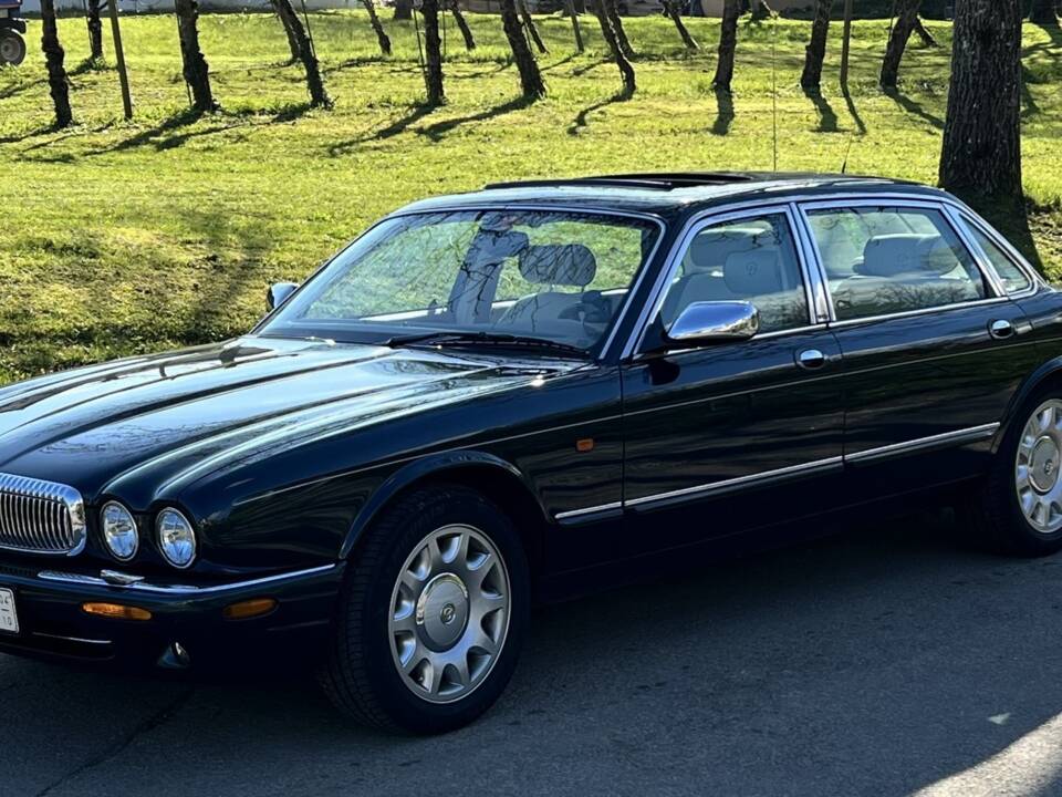 Bild 6/7 von Daimler Super V8 (1998)