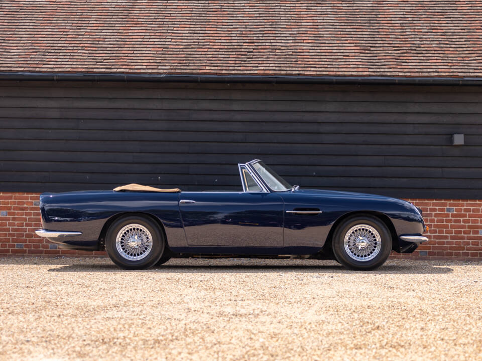 Imagen 2/68 de Aston Martin DB 6 Volante (1967)