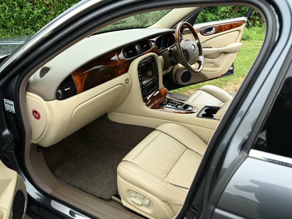Image 21/50 of Jaguar XJ 8 4.2 (2007)
