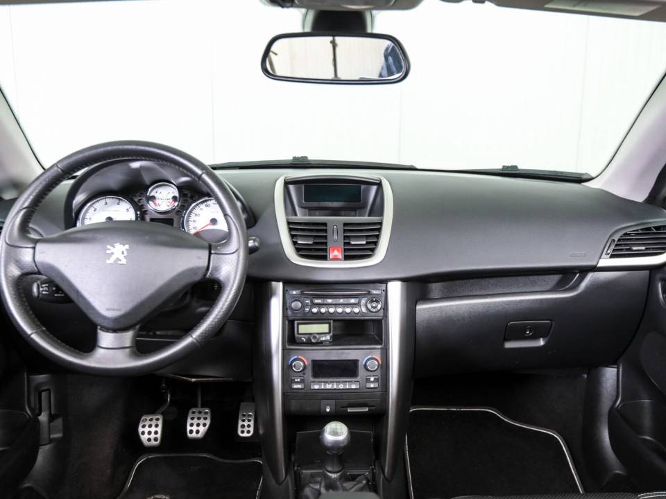 Imagen 5/50 de Peugeot 207 CC 1.6 VTi (2011)