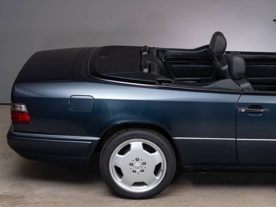 Image 14/28 of Mercedes-Benz E 320 &quot;Final Edition&quot; (1997)