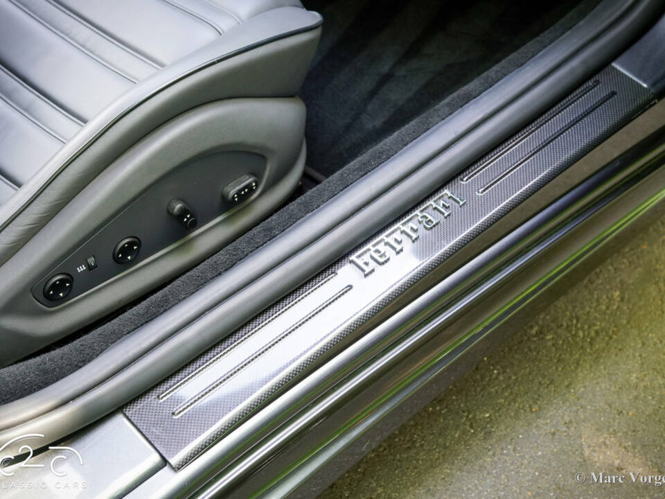 Image 17/85 de Ferrari California (2010)