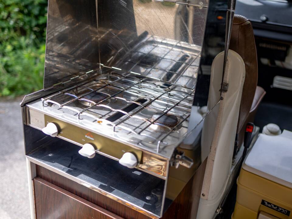 Image 11/47 of Volkswagen T2b Camper (1977)