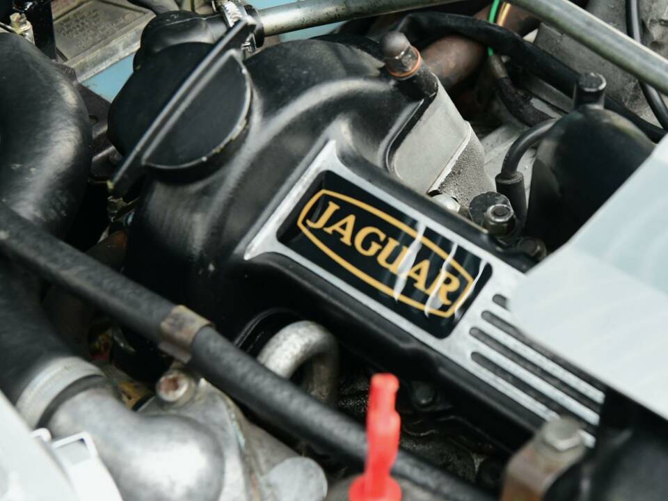 Image 39/50 de Jaguar E-Type V12 (2+2) (1972)