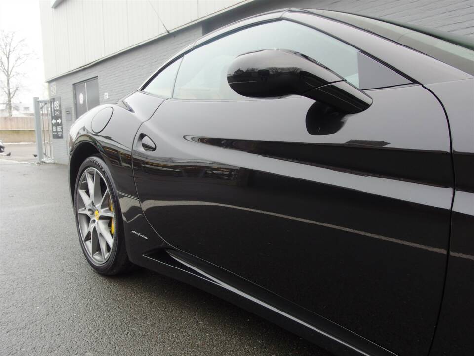 Image 17/99 of Ferrari California (2010)