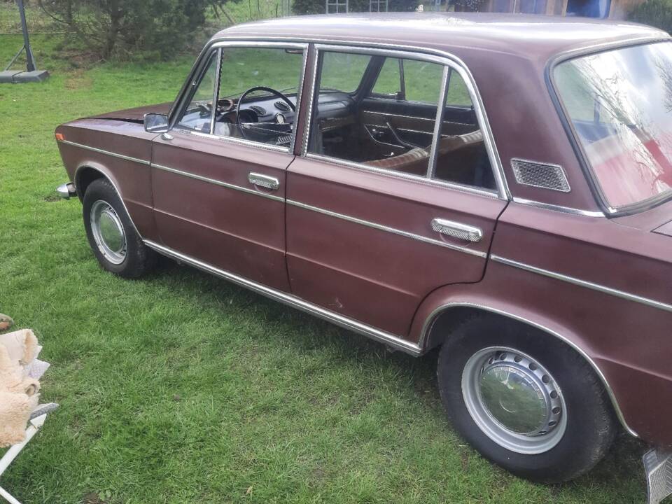 Image 14/17 of Lada 1500 (1974)