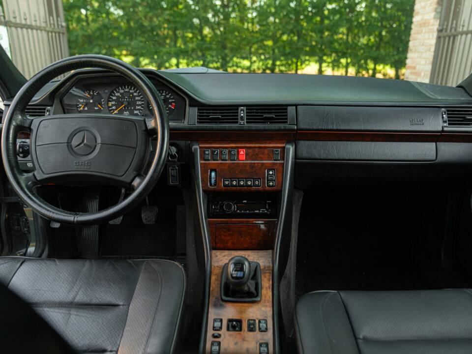 Bild 37/50 von Mercedes-Benz 300 E-24 (1989)